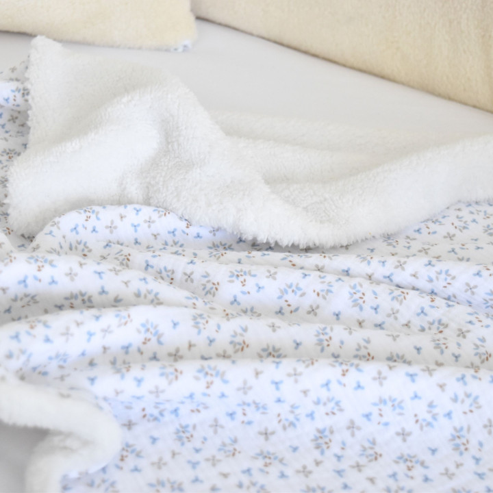 Couverture gaze coton petales bleues-P'tit Coeur